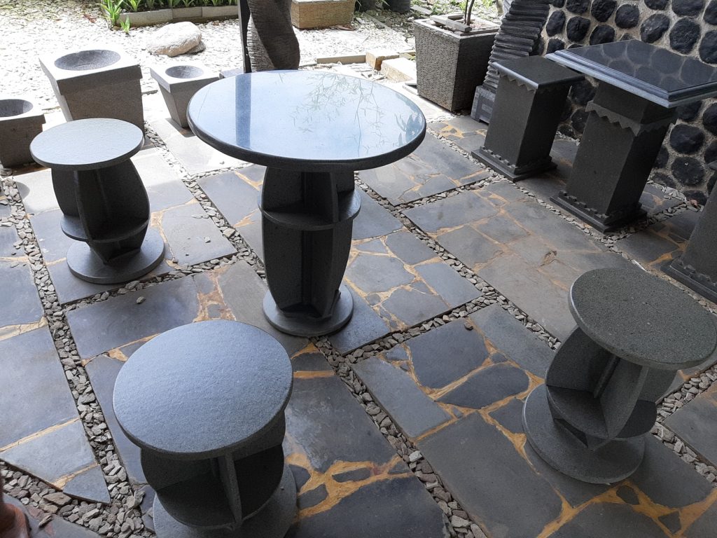 Meja dan kursi batu alam